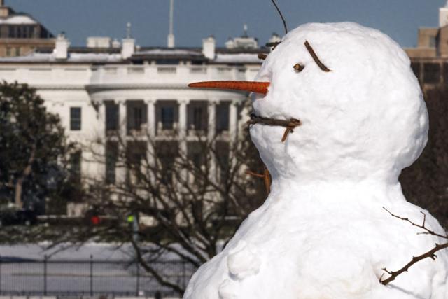 这是1月17日在美国白宫附近拍摄的雪人。新华社发（亚伦 摄）
