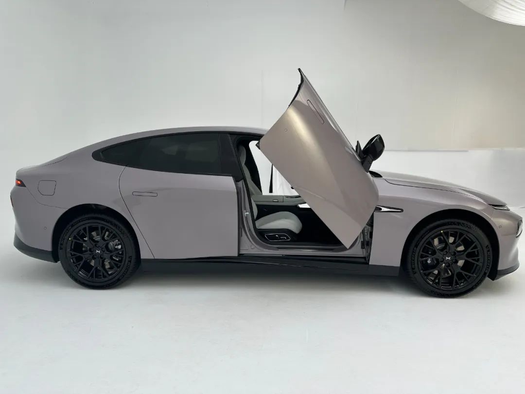 抢先实拍!小鹏p7i后驱鹏翼版来了