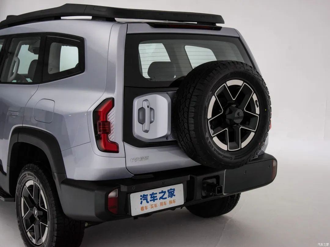 ax6系列,是一款兼顾公路驾驶和越野性能的全地形胎,规格为265/60 r18