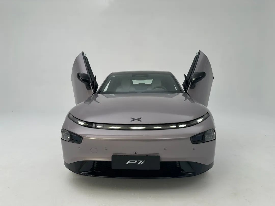 抢先实拍!小鹏p7i后驱鹏翼版来了