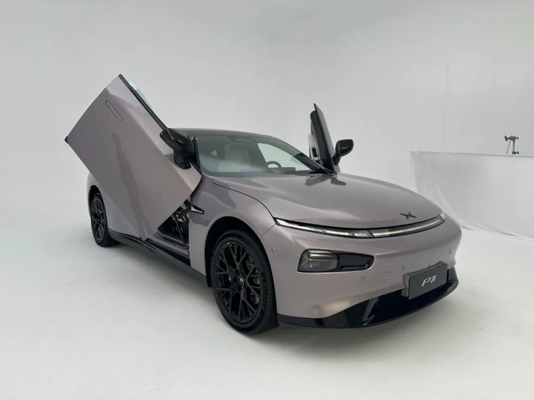 抢先实拍!小鹏p7i后驱鹏翼版来了