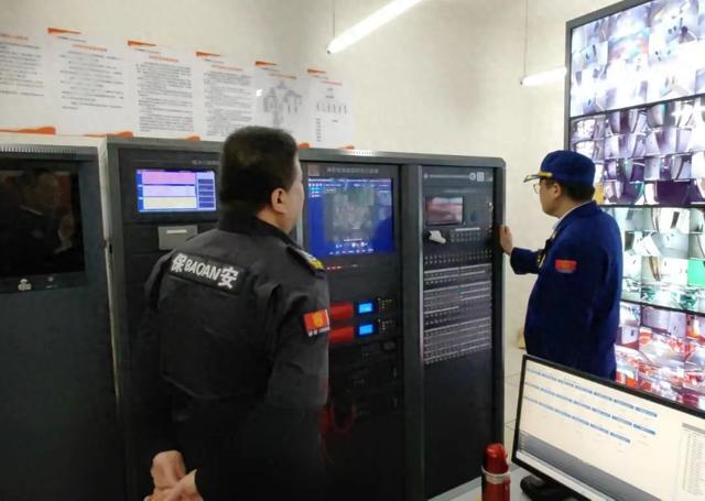 "这个小区是高层住宅小区,小区内的消防中控室值班人员需要持有中级及