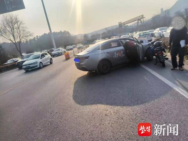 图为两车相撞的现场