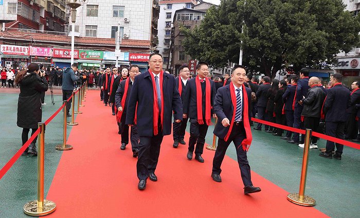 3月7日,通江县2024年产业发展大会上,152名企业代表走上红毯.