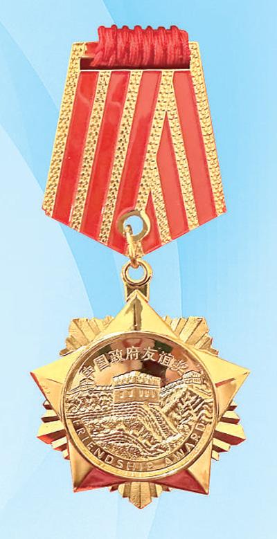 图为德国工程师萨沙(左三)与妻子约翰娜(左四)在位于吉林长春的奥迪