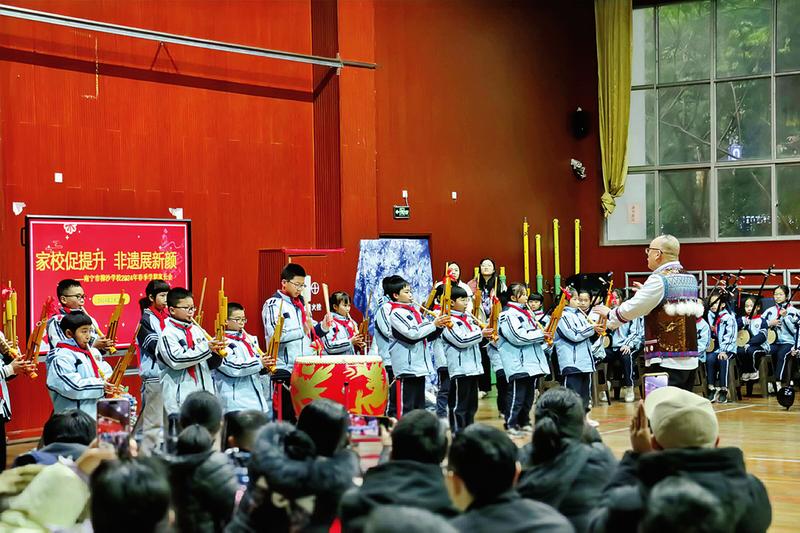 (隆海凤 摄)南宁市沙江小学邀请邕武路学校教师到校指导开展书画装裱