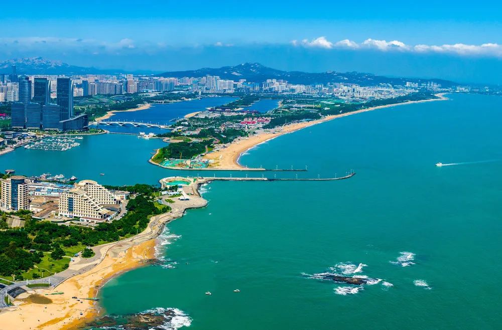 蓝天,碧海,金沙滩,是这座海滨城市最精致的底色(陈鹏飞/摄)《中国海湾