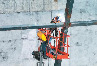 工人在焊接广西玉林北站站房的钢梁。新华社记者 张爱林摄