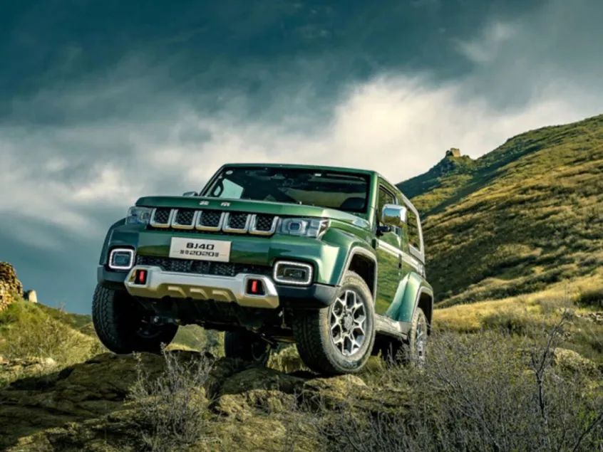 bj40刀锋英雄荣耀版则延续了老款极限越野的内核,保留了满足国六排放
