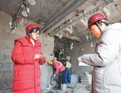 在北京市平谷区一家村播学院总部基地，装修工人（右）与客户讨论工作室装修方案。新华社记者 邢广利摄