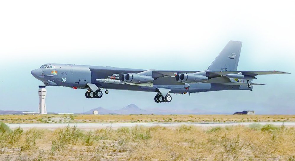 携带AGM-183A抵达关岛的美国B-52轰炸机 图源：社交媒体
