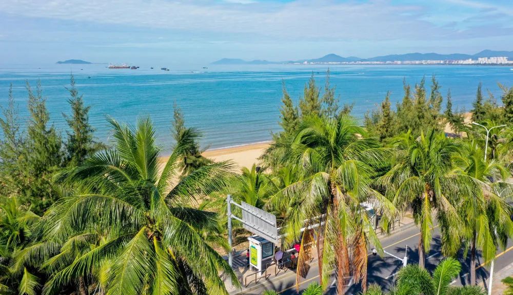 航拍三亚湾旅游度假区海月广场及海水浴场椰林沙滩