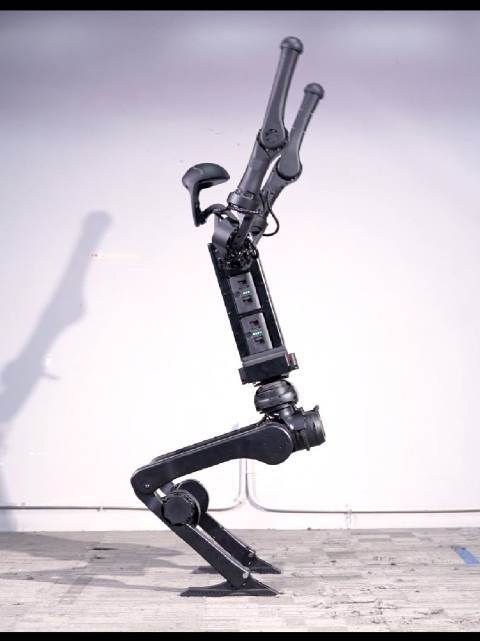 宇树 Unitree H1 全球首次…|机器人|新产品发布|液压|电机|空翻_新浪新闻
