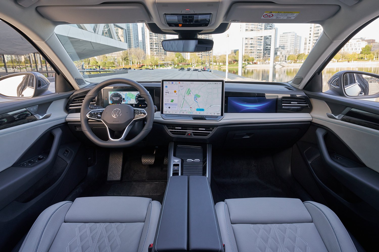 新浪汽车>汽车看点>自媒体>正文>内饰方面,全新迈腾内饰同样采用了