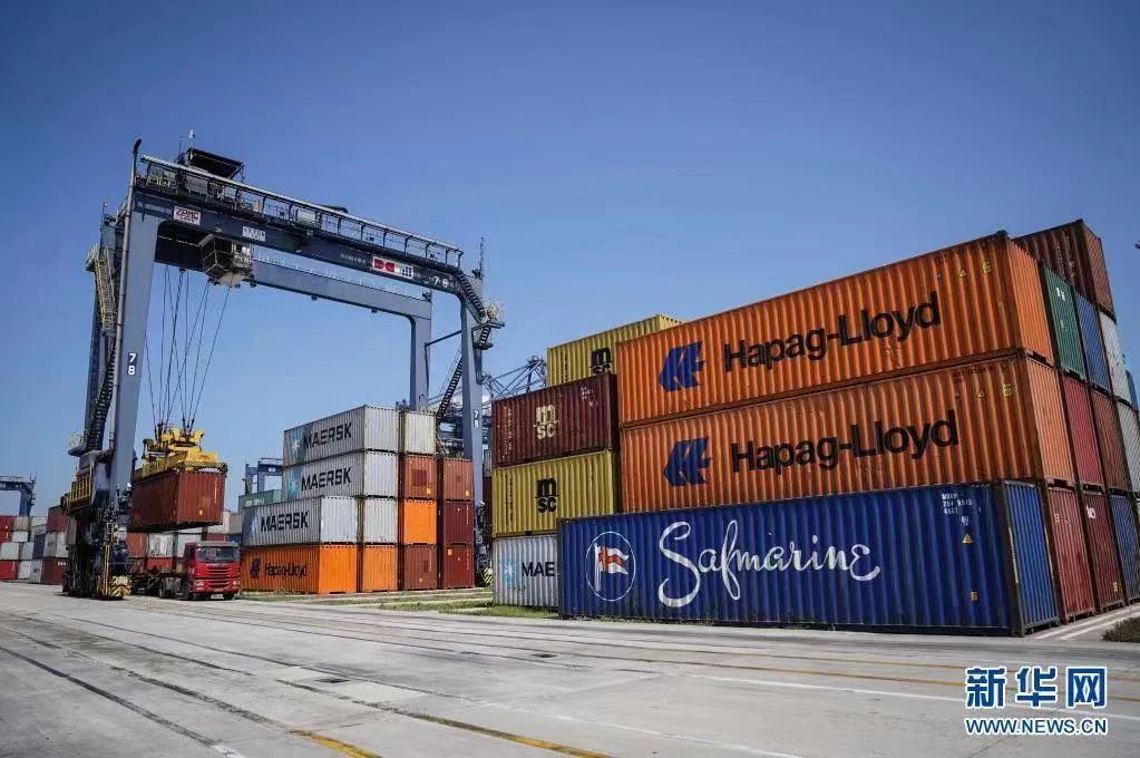 ▲2021年5月14日，货车在大连港大连集装箱码头有限公司港口装载集装箱。新华社记者 潘昱龙 摄