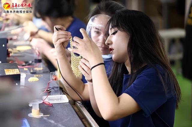 产业园的新疆玉海投资集团有限公司车间里, 工作人员正在制作各类饰品