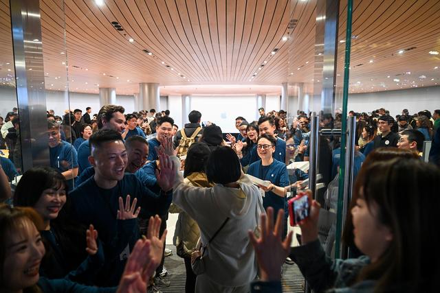 3月21日晚，全球第二大苹果零售店在上海迎来首批顾客。澎湃新闻记者 朱伟辉 摄