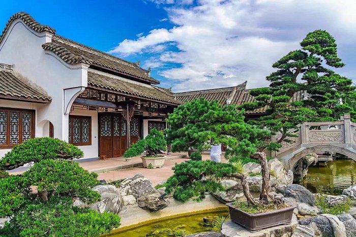 三邑川派盆景博物馆重点承担会期专业盆景技艺竞赛,是一座集西蜀园林