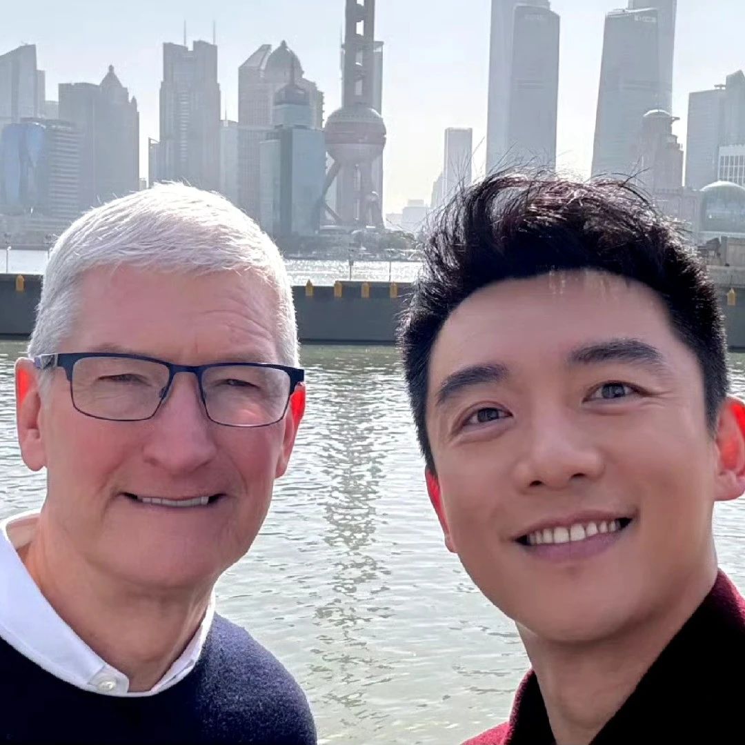 「库克Tim Cook」和「郑恺」外滩逛街,穿着这双300块的鞋...|郑恺|库克|上海市|苹果_新浪新闻