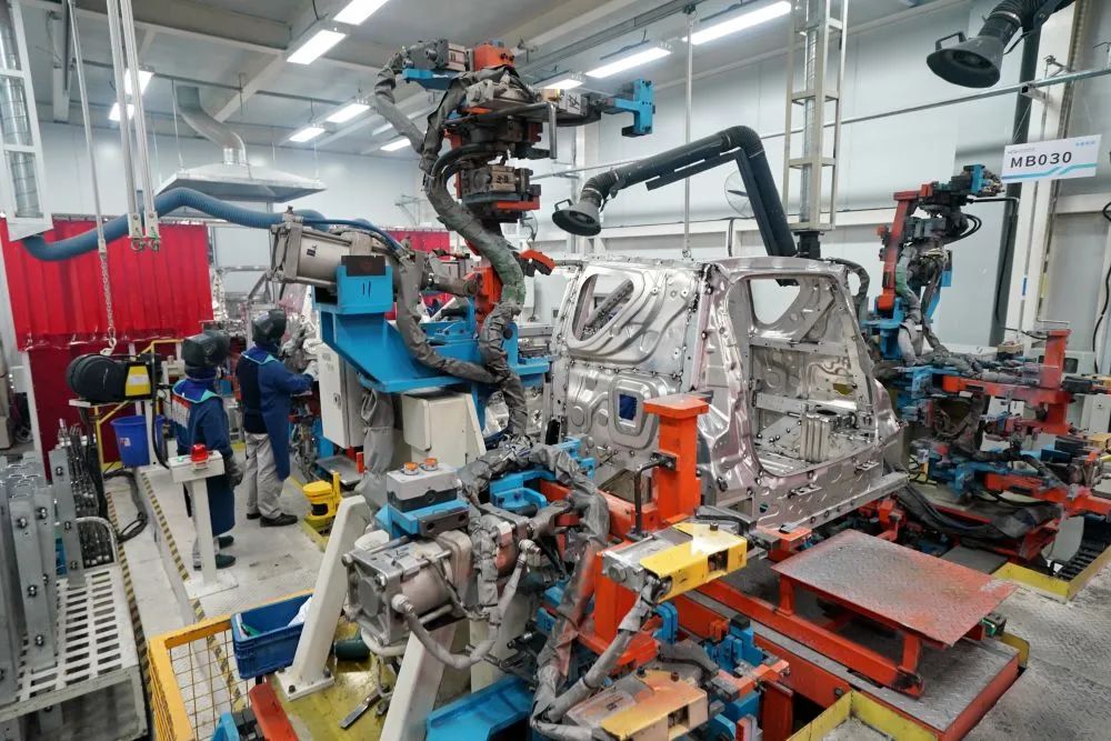 3月19日,奇瑞新能源汽车股份有限公司石家庄分公司的工人在车身车间