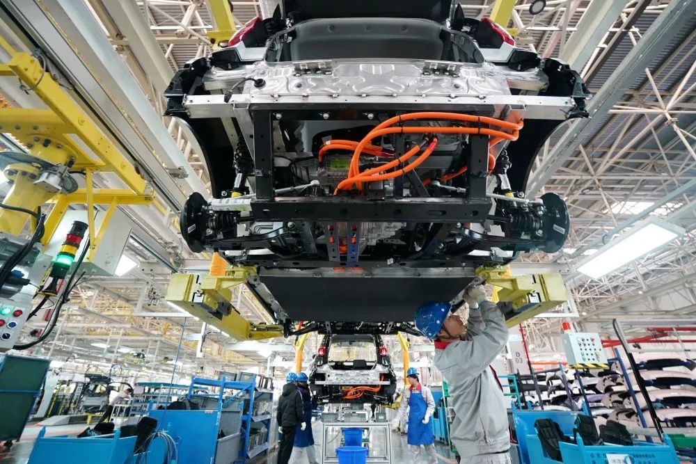 3月19日,奇瑞新能源汽车股份有限公司石家庄分公司的工人在总装车 