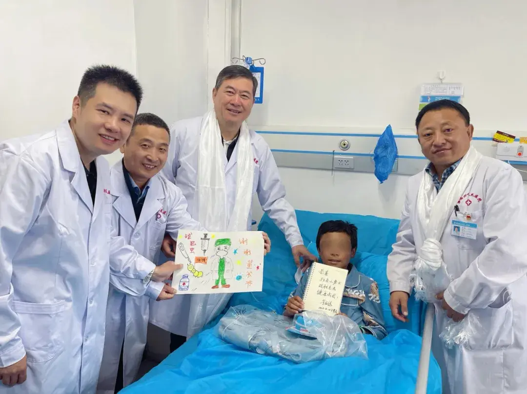 是董家鸿团队高原义诊的常去之地平均海拔4200米的青海果洛作为包虫病