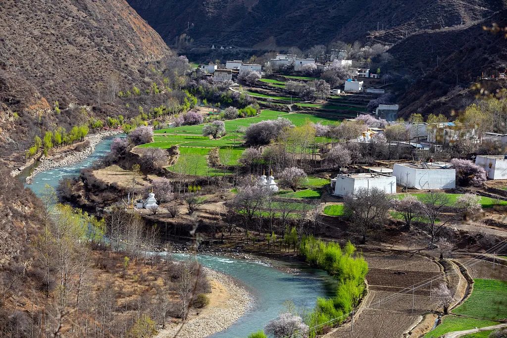 甘孜州乡城县乡村,图据视觉中国