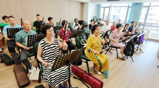 器乐班学员正在学习二胡.林林摄桃李不言,下自成蹊.