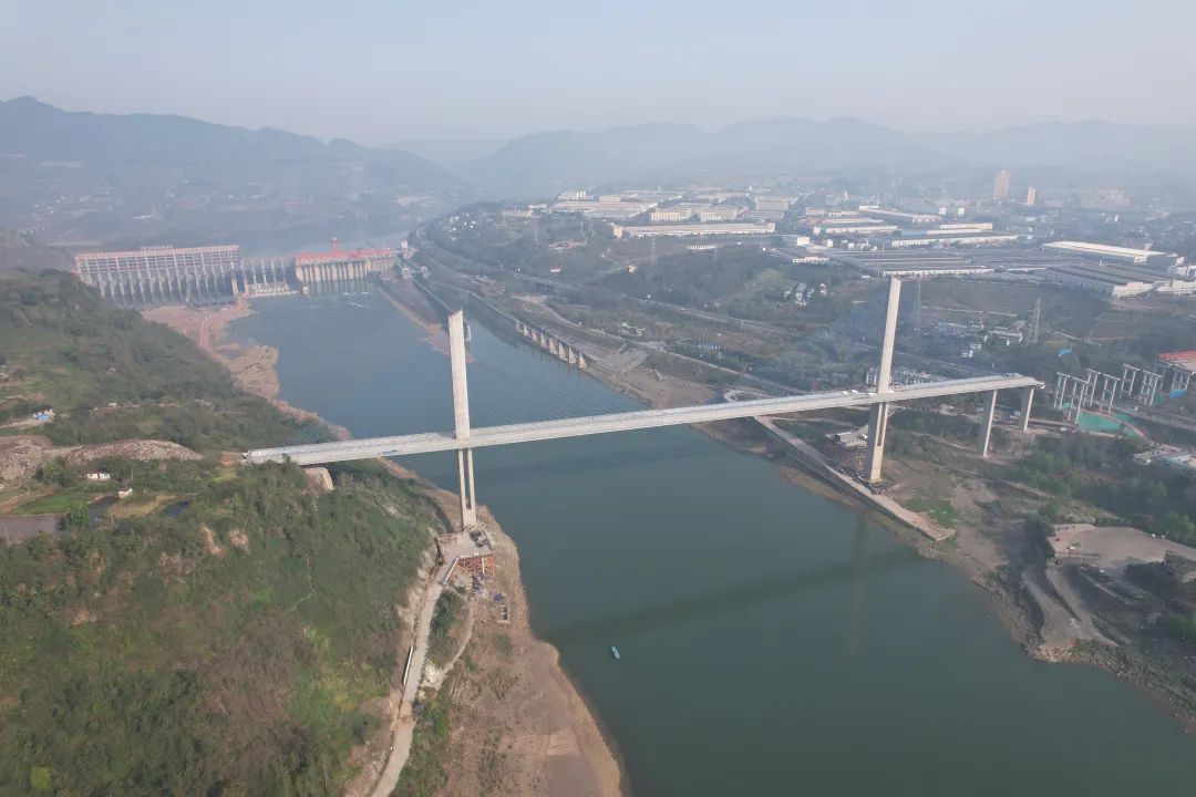 会议选取中交一公局集团承建的渝武高速公路复线草街嘉陵江特大桥,中