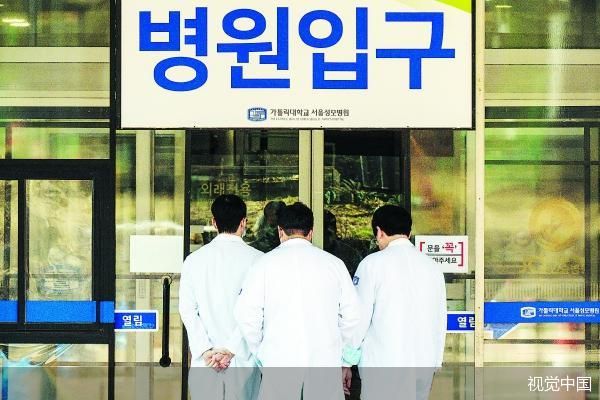 21日，韩国首尔，医护人员走进首尔一家医院。