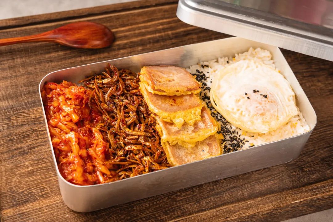 &nbsp;老式铝饭盒&nbsp;| 图片来自图虫创意