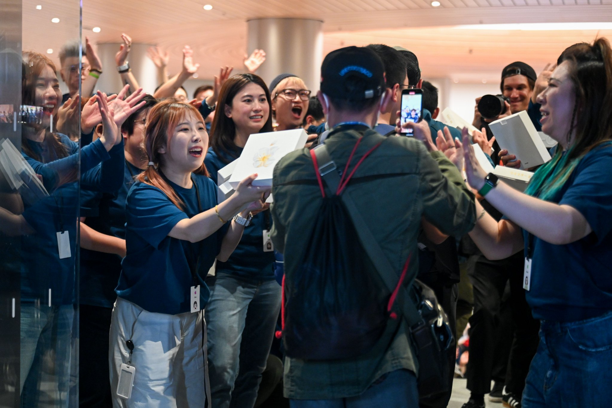 多图直击库克开门迎客苹果上海静安店开业