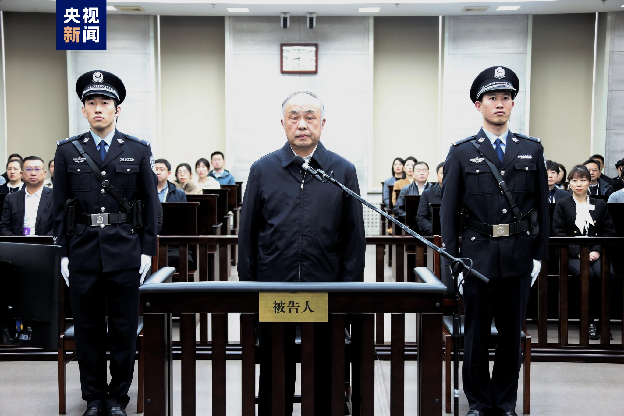 国家烟草专卖局原副局长何泽华一审被控受贿超9.