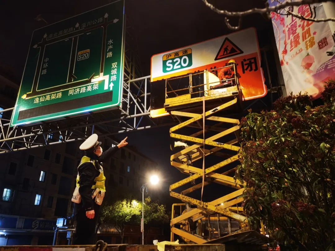67自2021年起,浦东警方在全区重点路口设置"右转必停"提示提醒标志