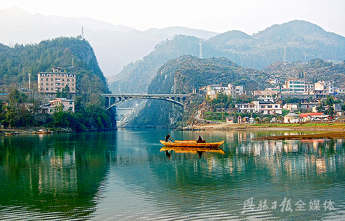 漾舟大龙潭(吴华斌摄)