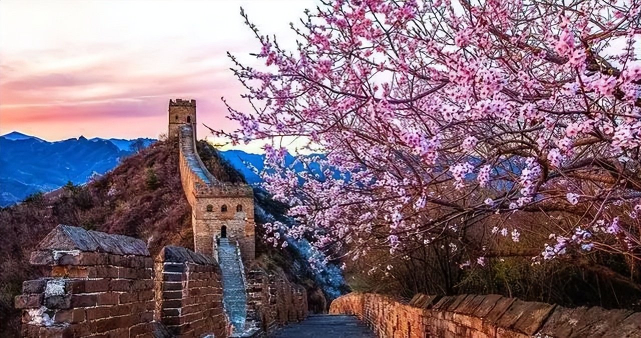 八达岭长城本身就是享誉国内外的知名景点,s2线专门设有八达岭站,下车