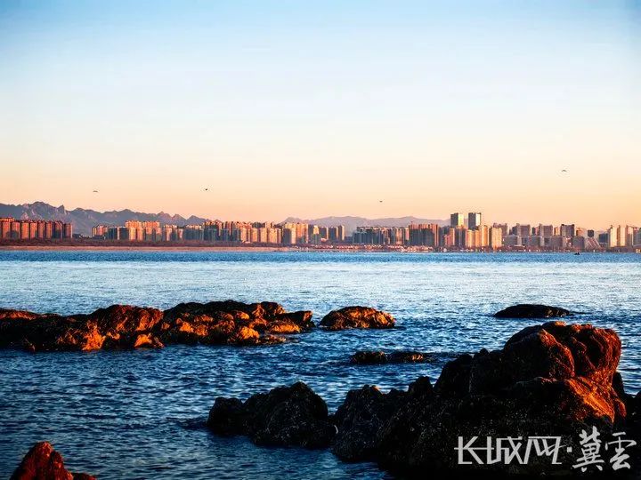 河北秦皇岛:海上升红日 映红渤海湾