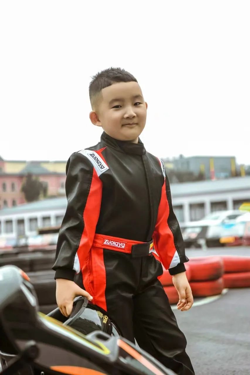 李程哲大家好,我叫李程哲,今年8岁了,我来自辽宁盘锦天空树少儿艺术团