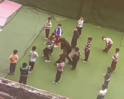 一幼师当众脱下小孩裤子打屁股|教师资格证_新浪财经_新浪网