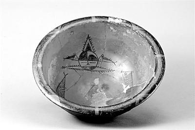 半坡遗址出土的人面鱼纹彩陶盆 资料图片