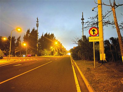 不到100米路段设三块禁行标志