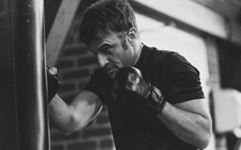 肌肉突出被疑"修图",硬汉造型引发调侃!马克龙拳击写真秀"男子气概"