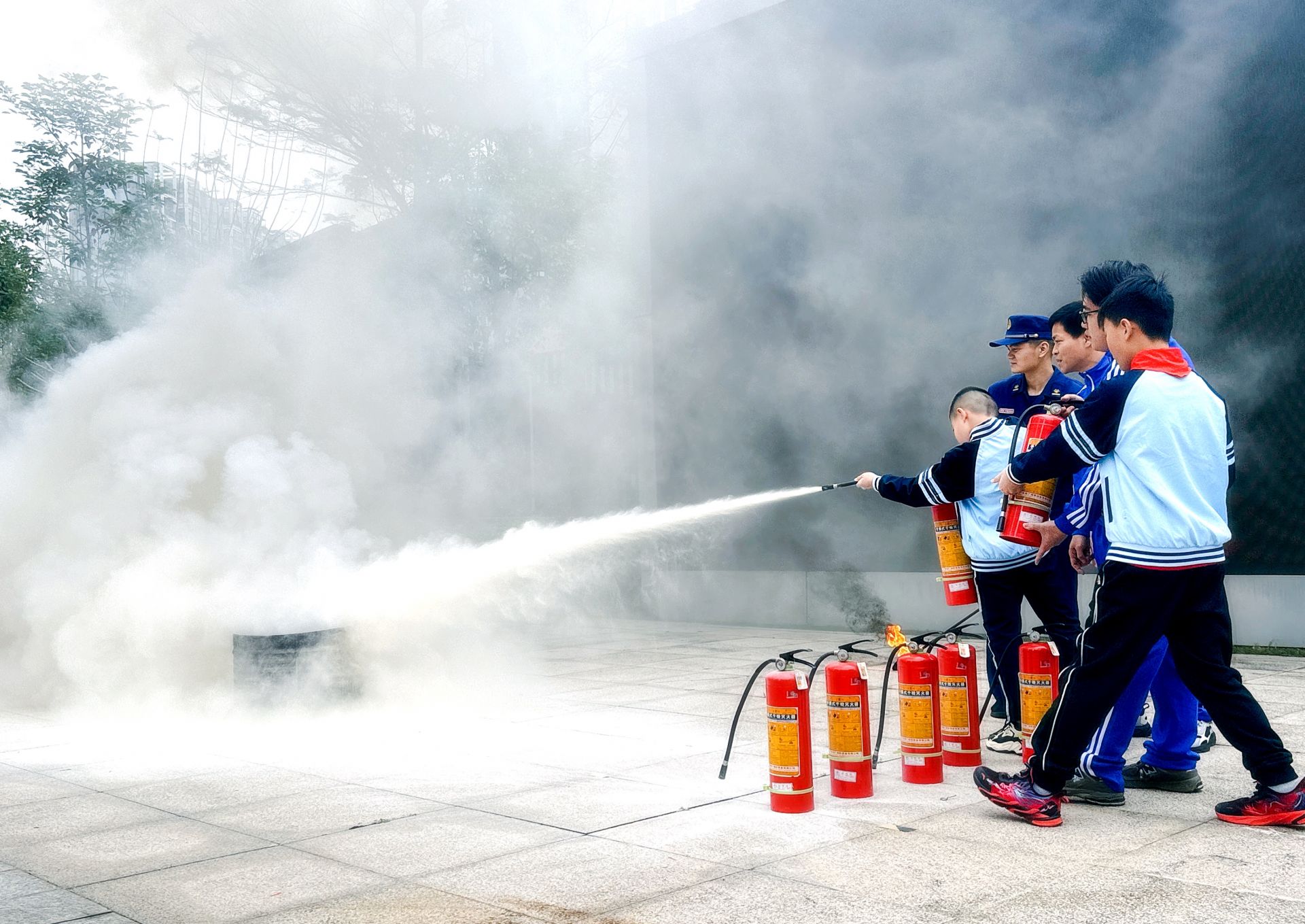 演练活动中,全体师生按照指定路线迅速撤离,到达安全区域集合,随后