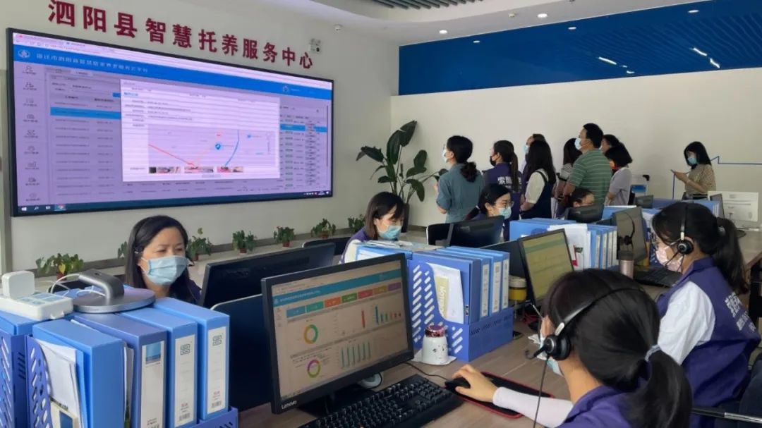 银发经济增进老年人福祉的意见》,指出要完善智慧健康养老产品及服务