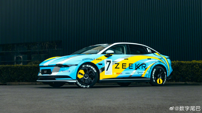 你就说帅不帅嘛 极氪 007 漂移定制款涂装!