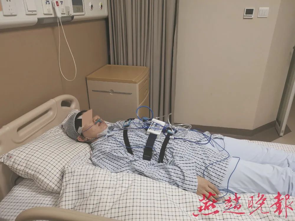 一位市民在医院进行多导睡眠监测