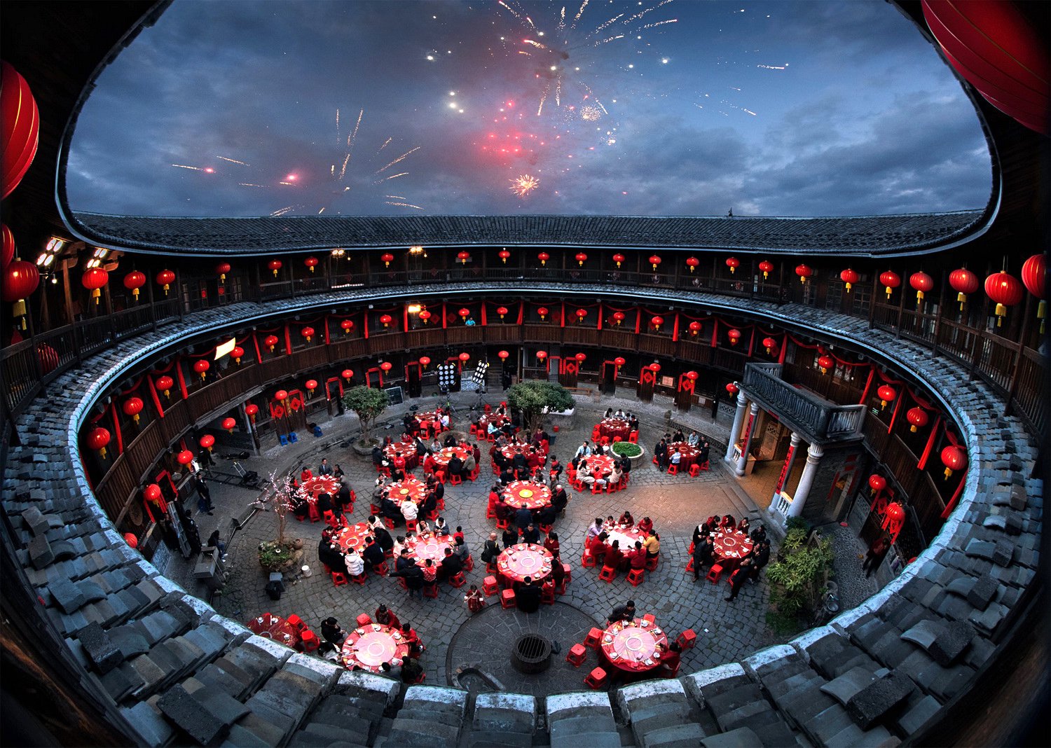 张炜 摄于福建龙岩永定区客家土楼 《土楼年夜饭》