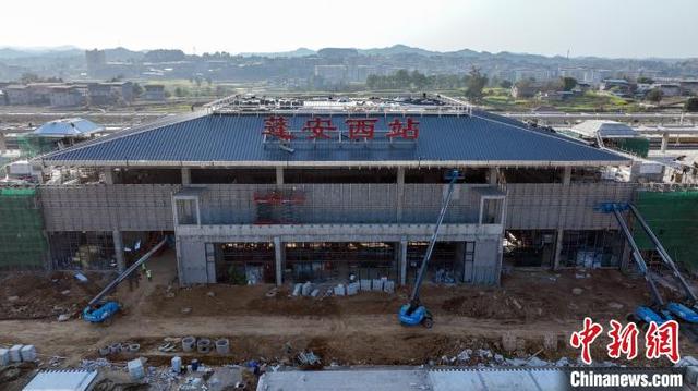 工人在蓬安西站建设现场施工.刘永红 摄