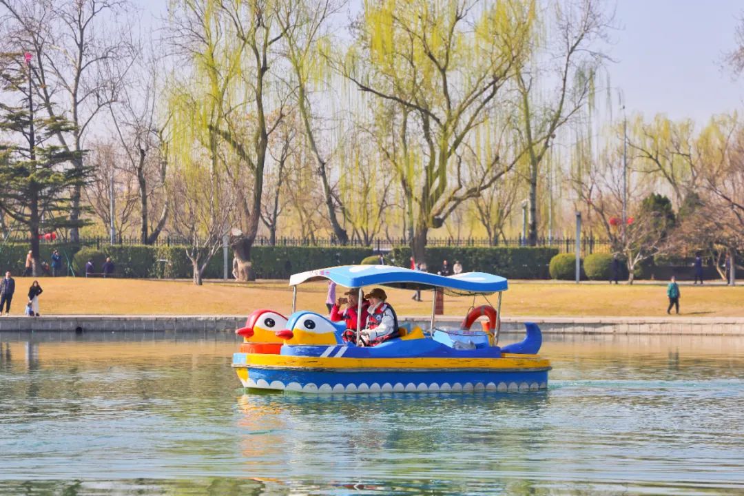 龙潭公园来游船_新浪财经_新浪网