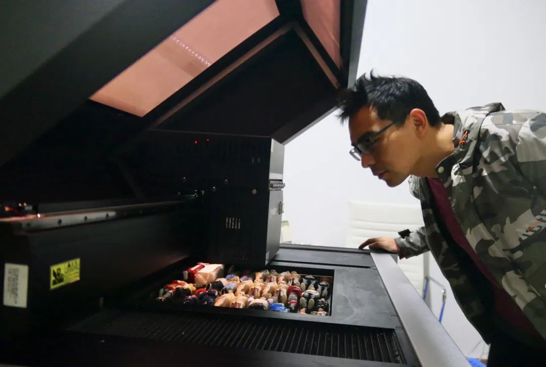 数据采集后通过照片进行合成,修模师进行数据调整"其实我们现在卖的